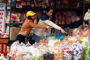 Thực phẩm không rõ nguồn gốc đổ xô thị trường dịp Tết