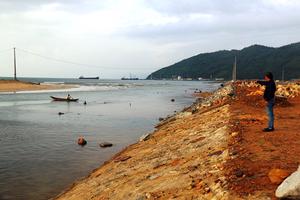 Cảng mở thêm đường, ngư dân khốn đốn