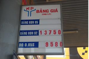 Xăng giảm giá, người dân phấn khởi