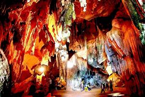 Chiêm ngưỡng vẻ đẹp lộng lẫy của hang Bua