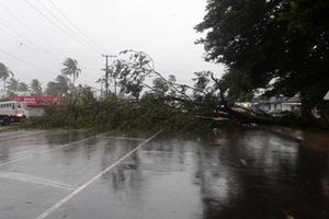 Bão Winston thổi bay hàng trăm ngôi nhà ở Fiji, 17 người chết