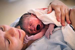 Thị trấn hân hoan đón em bé đầu tiên được sinh ra sau 28 năm