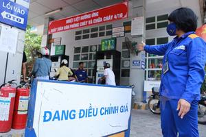 Giữ nguyên giá các mặt hàng dầu, xăng Ron 92 giảm thêm 961 đồng