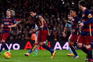 Cú phạt đền tranh cãi của Messi chính là hình ảnh của Barca!