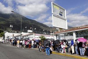 Venezuela bắt giữ 55 cán bộ ngành thực phẩm