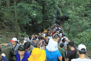 Vái vọng khi trẩy hội chùa Hương 