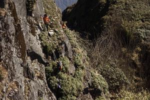 Đu dây nhặt rác quanh đỉnh Fansipan Sapa