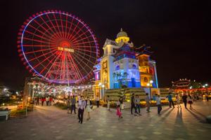 Đại sứ nhỏ nhất làng trẻ SOS thế giới hát Quốc ca Việt Nam tại Asia Park