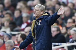 Wenger chỉ là công cụ của những ông chủ tham lam