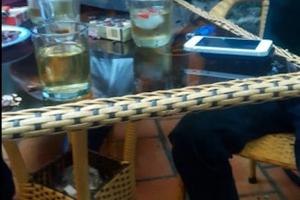 Công an bị dân "tố" nhận hối lộ, "vác" tiền đến… xin tha