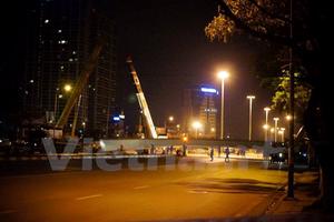 Hà Nội: Dầm thép khổng lồ bất ngờ đổ sập giữa đường