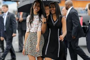 Vì sao hai tiểu thư nhà Obama theo bố mẹ đến Cuba