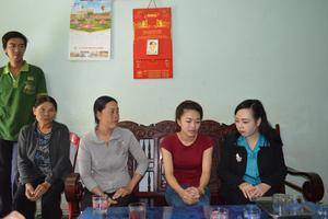 Bộ trưởng Bộ Y tế tới thăm gia đình bệnh nhân Hà Vi