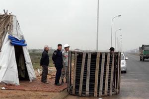 Bịt mồm, trói bảo vệ để cướp dây cáp điện
