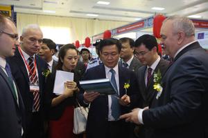 Phó Thủ tướng Vương Đình Huệ dự VietnamExpo 2016