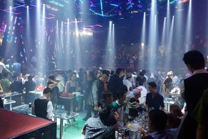 Cảnh sát bao vây quán bar, dân chơi Sài Gòn nhốn nháo