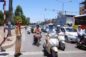 Nắng nóng bao trùm trên cả nước, nhiệt độ có nơi trên 38 độ C