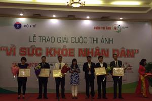 Trao giải cuộc thi ảnh "Vì sức khỏe nhân dân"