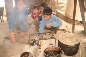 Cấp gạo cho học sinh vùng đặc biệt khó khăn