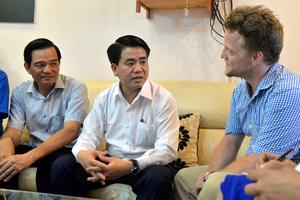 Chủ tịch Nguyễn Đức Chung cám ơn “ông Tây” nhặc rác làm sạch Hà Nội