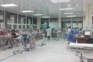 Bé sốt 39 độ, bố tấn công nhiều y bác sĩ