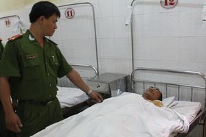 Trung úy công an bị dí roi điện, đâm 3 nhát dao