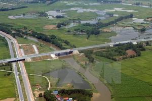 “Siêu dự án đường thủy kết hợp thủy điện sẽ ‘giết chết’ sông Hồng”