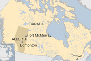 Dân Canada xếp hàng dài sơ tán khỏi thành phố bị lửa vây