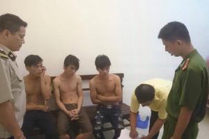 Thi bơi ra Tháp Rùa để lấy một chai nước
