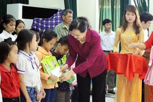 Phó Tổng Thanh tra Lê Thị Thủy tặng quà hộ nghèo và học sinh giỏi tại Hải Dương