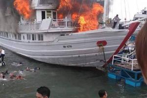 Du khách nhảy biển thoát thân khi tàu du lịch bốc cháy