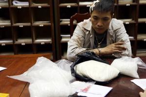 Nổ súng truy đuổi, chặn bắt đối tượng mua bán ma túy
