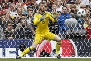 Scandal sex không quật ngã được sự xuất sắc của De Gea
