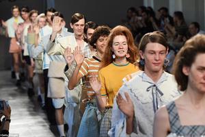 Dàn mẫu mặt chi chít “đèn pin”… đổ bộ sàn catwalk
