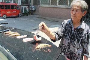 Nắng nóng kinh hoàng, dân nướng thịt, rán trứng trên... nắp capo ô tô