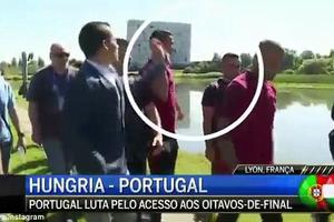 Cristiano Ronaldo "nổi điên," ném micro của phóng viên xuống hồ