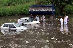 Sau nắng nóng 51 độ C, gần trăm người Ấn Độ lại thiệt mạng vì bị sét đánh