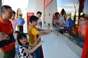 Du khách háo hức trải nghiệm cáp treo Nữ Hoàng