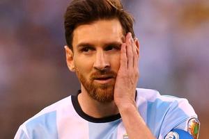 Tổng thống Argentina yêu cầu bảo vệ danh thủ Lionel Messi