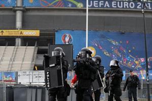 Trước EURO 2016: 82 kẻ khủng bố đội lốt an ninh Pháp?