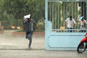 Nắng nóng duy trì ở ven biển Trung Bộ, mưa dông ở Bắc Bộ