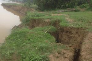 Dân lo lắng vì “hà bá” nuốt đất trồng hoa màu