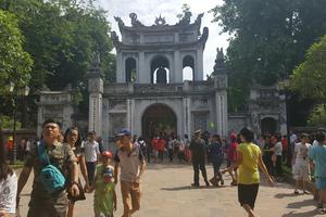 Đội nắng, sỹ tử cầu may ở Văn Miếu