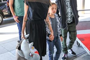 Angelina Jolie gầy gò khi ra sân bay cùng con trai