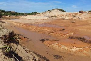 Đình chỉ công ty khai thác titan làm vỡ bờ moong nước thải