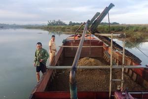 Bắt 2 sà lan hút cát trái phép