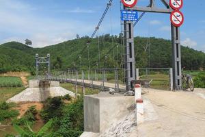 Cầu treo tiền tỷ, vừa đi đã hỏng 