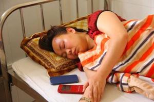 Bị côn đồ hành hung, nữ giám đốc phải nhập viện