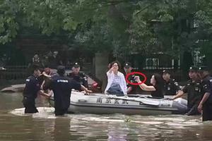 Quan bà quắc mắt, chỉ tay năm ngón, bị ‘ném đá’ tơi bời