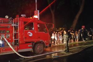 Hải Dương: Quán Bar Boom bốc cháy, dân chơi hoảng loạn tháo chạy